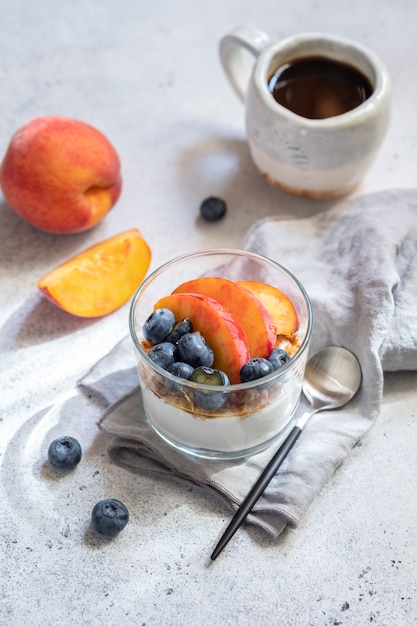 Granola i jogurt ze świeżymi owocami