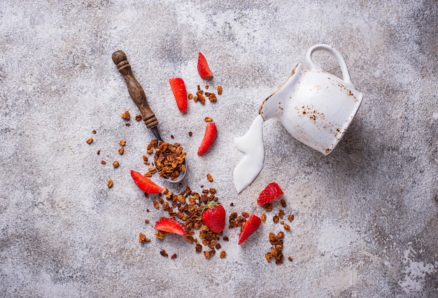 Granola i truskawka, zdrowe śniadanie