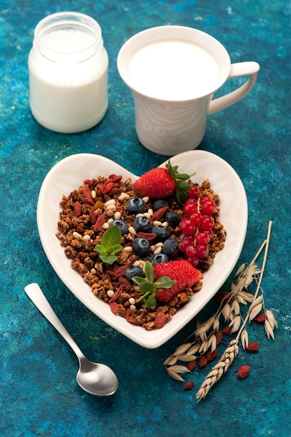 Granola musli i super jedzenie na zdrowe śniadanie