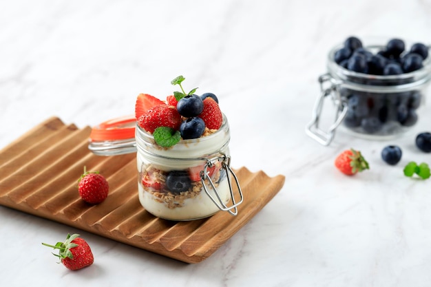 Granola Parfait Zwykły jogurt ze świeżą truskawką i jagodami