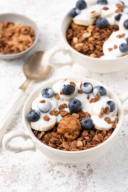 Granola, płatki owsiane z bananem i jagodami