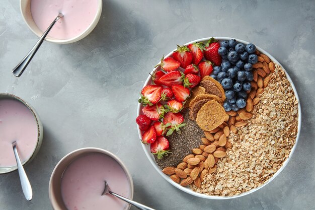 Granola, połówki truskawek, migdały, nasiona chia, jagody