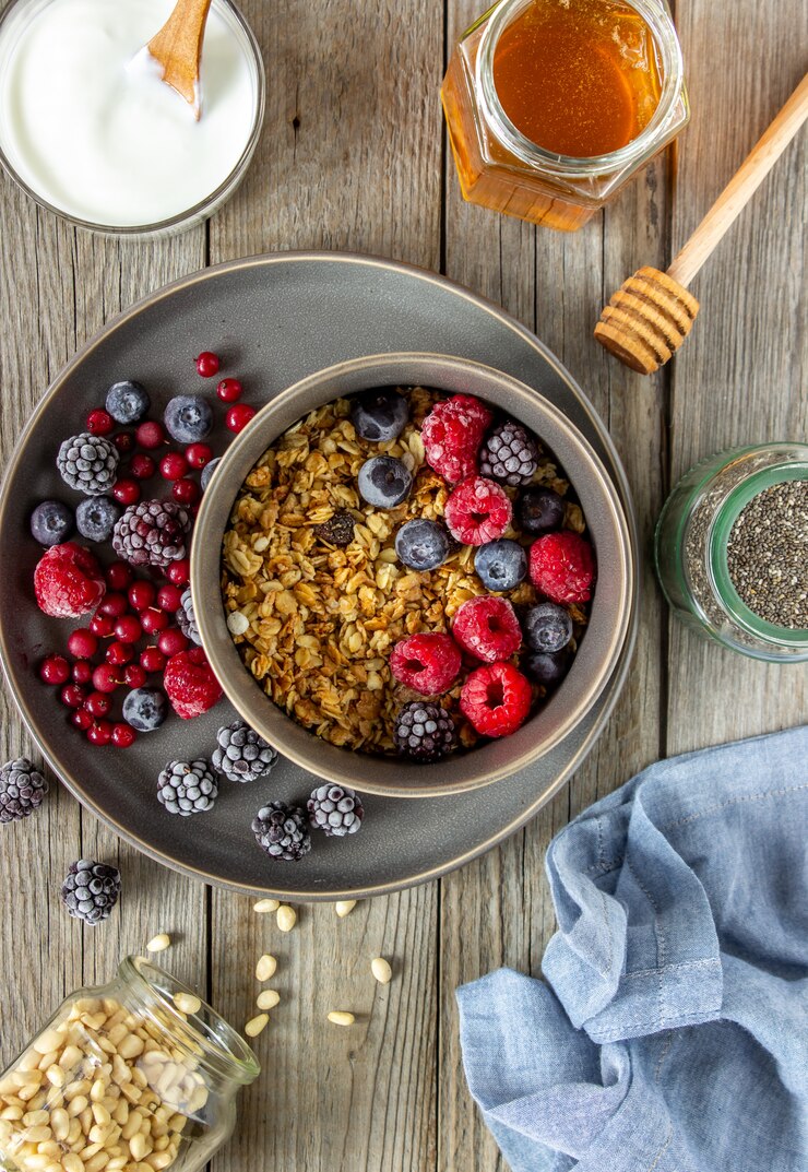 Granola z jagodami, jogurtem i miodem.