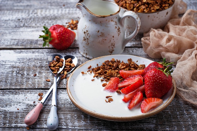 Granola z jogurtem i truskawkami. Selektywne skupienie