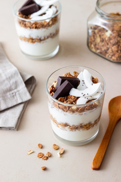 Granola z jogurtem, kokosem i czekoladą. Płatki musli. Śniadanie. Jedzenie wegetariańskie. Zdrowe odżywianie.