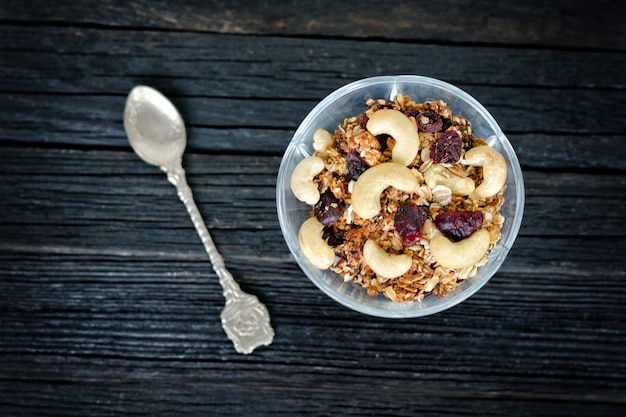 Granola z nerkowcem w misce i łyżeczką