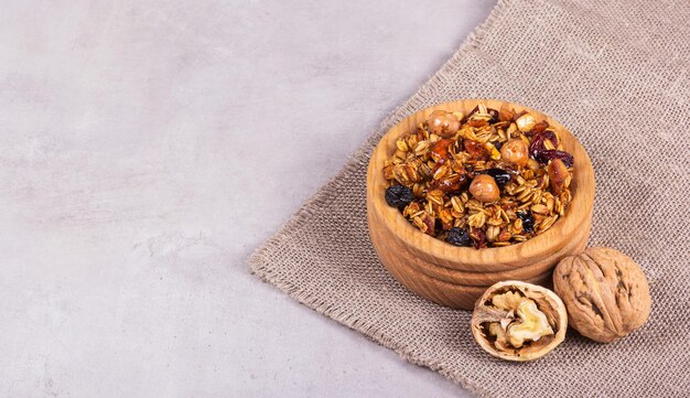 Granola z orzechami włoskimi i miodem