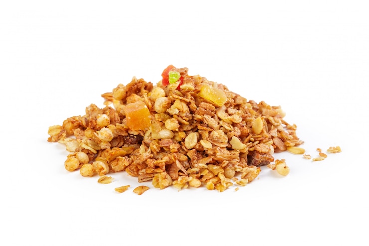 Zdjęcie granola z wysuszonymi owoc odizolowywać na bielu