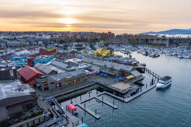 Granville Island Public Market Marina i Fishermen's Wharf Float w zmierzchu zabudowania miasta Vancouver