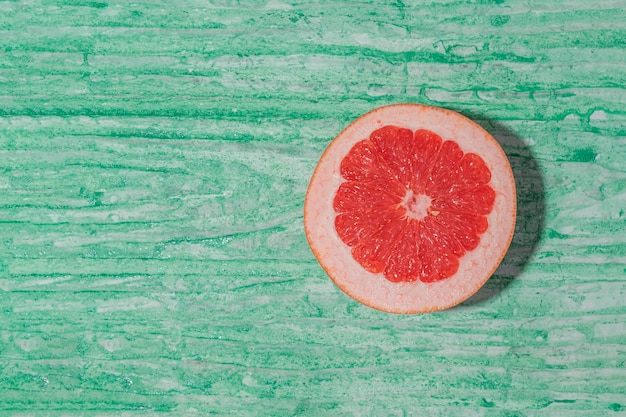 Zdjęcie grapefruit cytryna pomarańczowa na akwareli zielone tło widok górny zdrowy koncept żywności owocowej