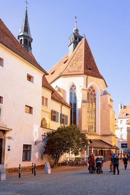 Graz, Austria-16 lutego 2019: Franziskanerkirche na placu Franziskanerplatz w Grazu. Pejzaż z widokiem na ulicę starego miasta Graz w Austrii. Styria w Europie.