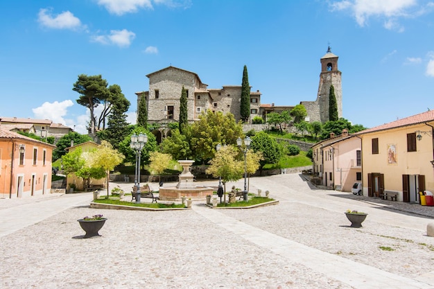 Greccio Włochy Bardzo małe średniowieczne miasteczko w regionie Lacjum słynące z katolickiego sanktuarium św. Franciszka