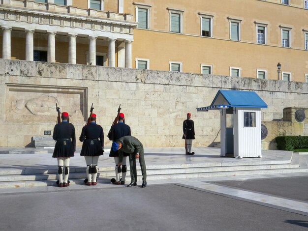 Greccy strażnicy Evzones przy grobie nieznanego żołnierza w greckim parlamencie na Syntagma Ateny Grecja