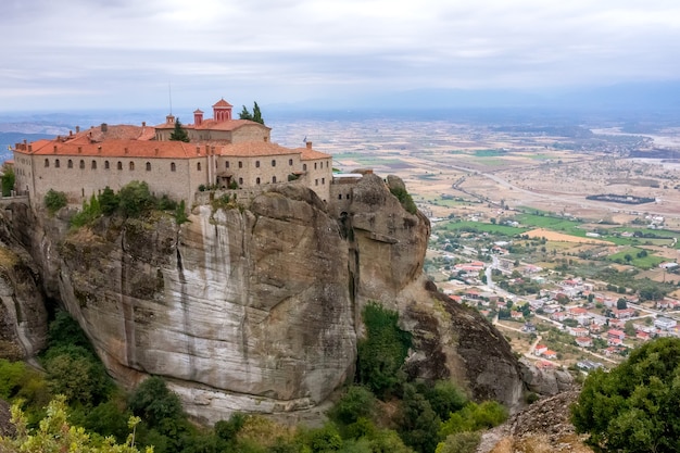 Grecja. Letni dzień w Meteory. Klasztor na wysokim klifie nad miastem