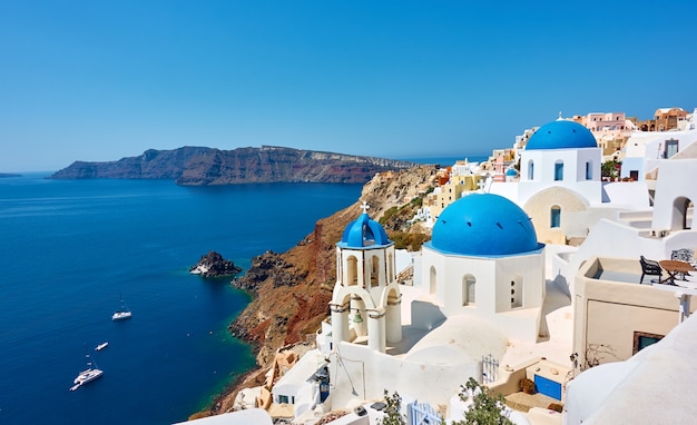 Grecja, wyspa Santorini. Panoramiczny widok na miasto Oia na wysokim wybrzeżu nad morzem. Grecki krajobraz