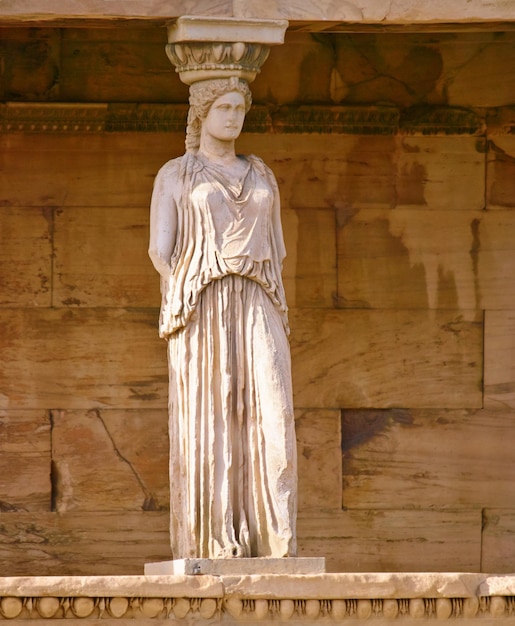 Grecka historia starożytny filar lub posąg z łukiem kluczowym szczegóły architektoniczne lub atrakcja turystyczna tło zewnętrzne lub kamienne rzeźby budynku świątyni dla kultury w Akropolie Grecja