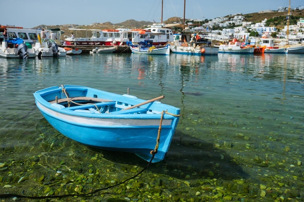 Grecka łódź rybacka w porcie mykonos