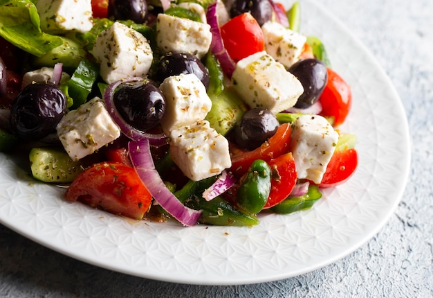 Grecka sałatka z świeżymi warzywami ser feta i oliwki kalamata Zdrowe jedzenie