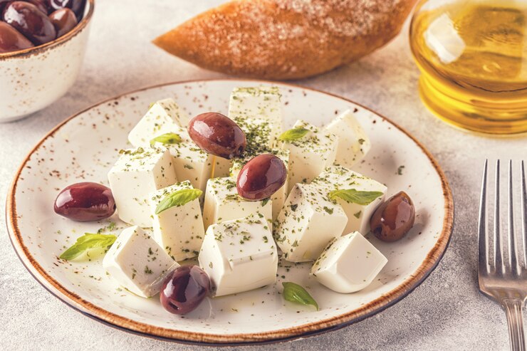 Zdjęcie grecka serowa feta z oregano i oliwkami