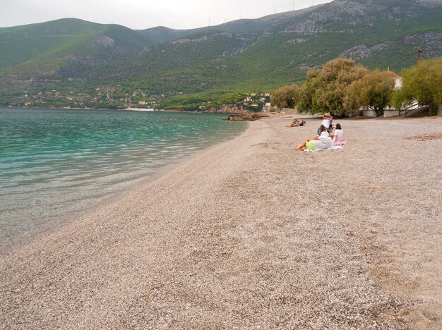 Grecka wioska Porto Germeno i plaża w Zatoce Korynckiej Morza Jońskiego w Grecji