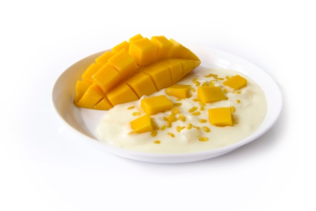 Grecki jogurt oryginalny smak ze świeżym cięciem tajskiego mango na białym talerzu