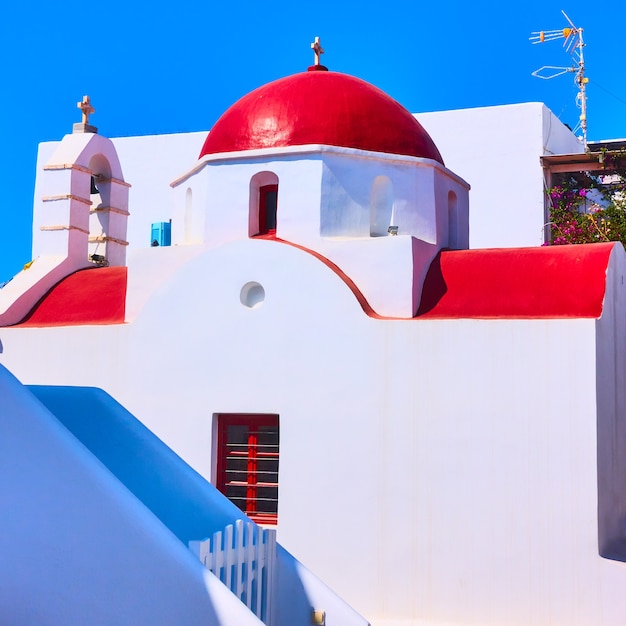 Grecki kościół z czerwoną kopułą na wyspie Mykonos, Grecja