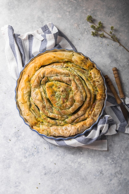 Grecki Pasztetowy Spanakopita Nad Betonowym Tłem. Pomysły I Przepisy Na Wegetariańskie Lub Wegańskie Ciasto Szpinakowe Z Ciasta Filo Pokrojonego W Plastry