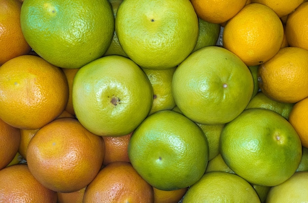 Grejpfruty słodycze i pomarańcze owoce cytrusowe widok z góry źródło witamin