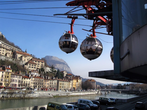 Grenoble. Kolejka linowa na wycieczkę do twierdzy Bastille. Do miejsca rozładunku podjeżdżają kolejki linowe