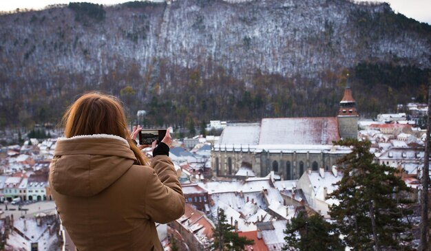Gril robi zdjęcie starego miasta