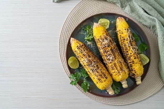 Grill i kukurydza z grilla z serem i limonką