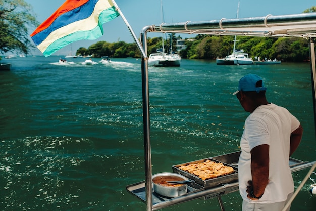 Grill na łodzi na Oceanie Indyjskim w pobliżu wyspy Mauritius. Flaga Mauritiusa