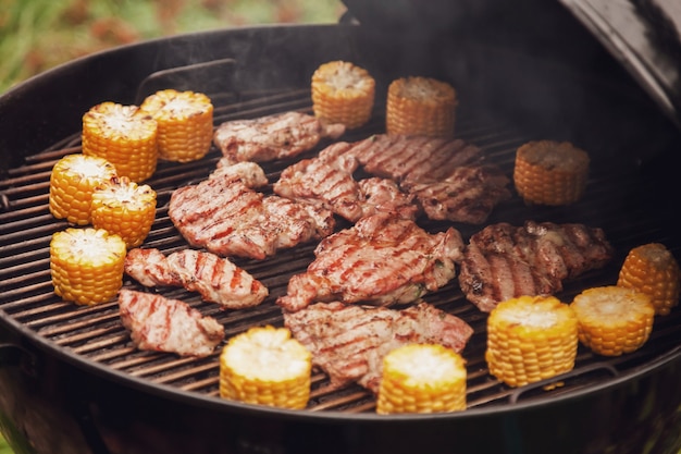 Grill Na świeżym Powietrzu W Wiejskiej Altanie