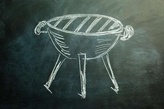 Zdjęcie grill narysowany na czarnej brudnej tablicy