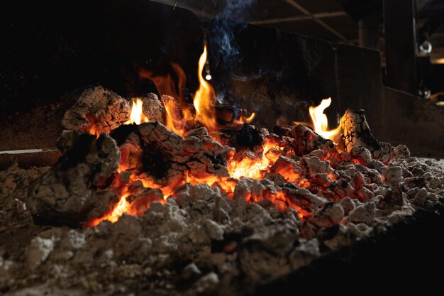 Grill Pit Ze świecącymi I Płonącymi Brykietami Z Węgla Węglowego Zbliżenie