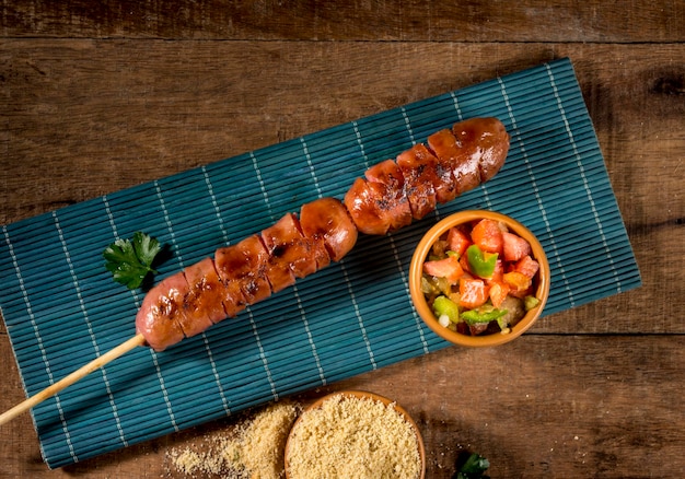 Grill Z Kiełbasą Na Patyku Na Drewnianym Tle Churrasquinho De Linguica Widok Z Góry