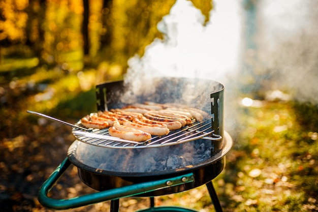 Grill z kiełbaskami na grillu