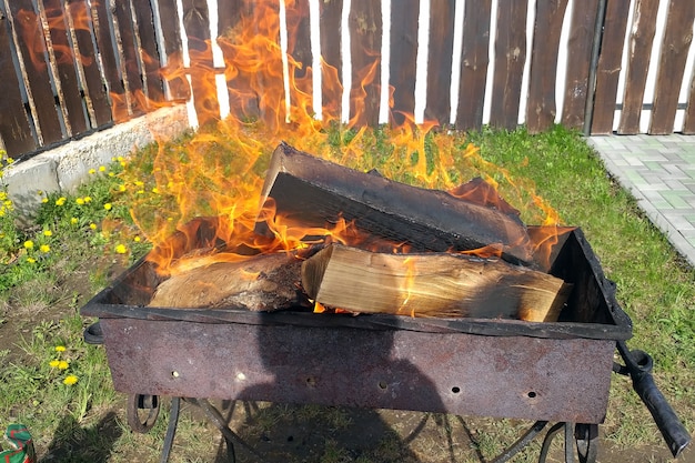 Grill z palonym drewnem opałowym Przygotowanie węgla do kebabów