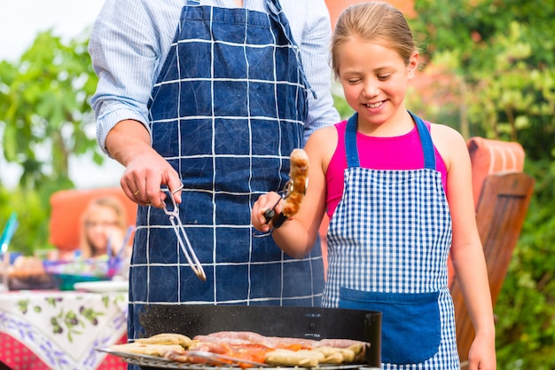 Grill z rodziną w ogrodzie