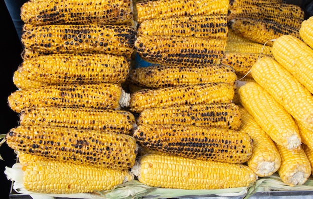 Grillowana kukurydza na obranych jądrach kolby