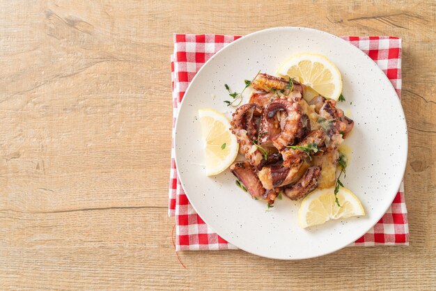 Grillowana Ośmiornica Lub Kalmary Z Sosem Maślano-cytrynowym I Tymiankiem