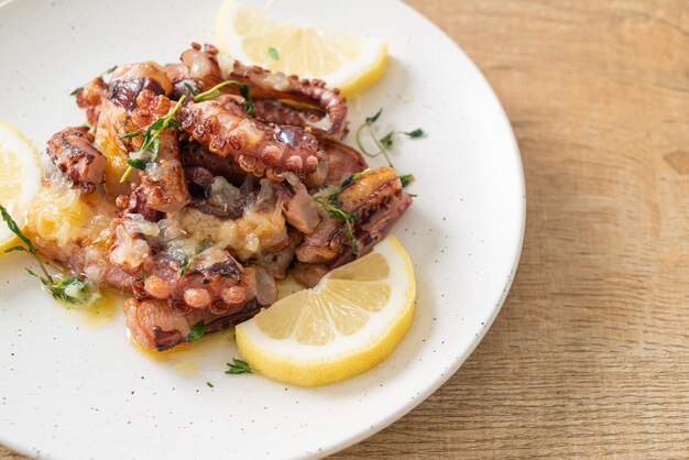 Grillowana ośmiornica lub kalmary z sosem maślano-cytrynowym i tymiankiem