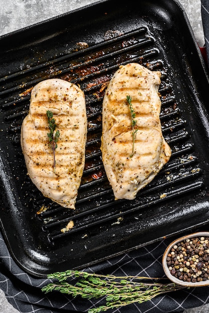 Grillowana pierś z kurczaka na patelni z tymiankiem i czosnkiem