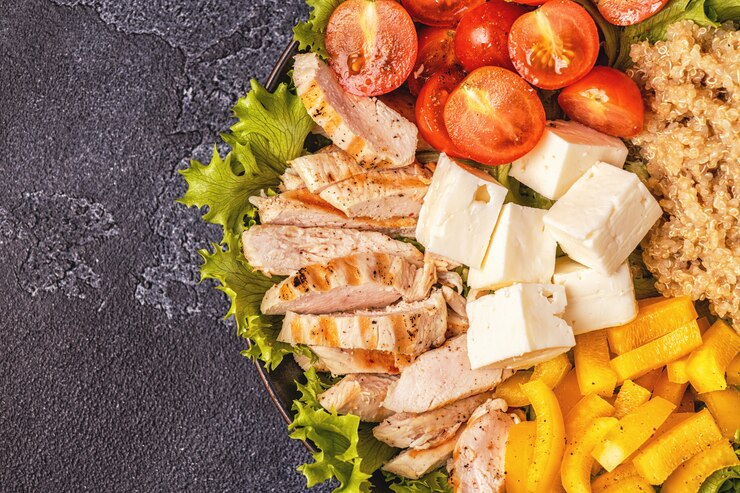 Zdjęcie grillowana pierś z kurczaka, warzywa, komosa ryżowa i ser