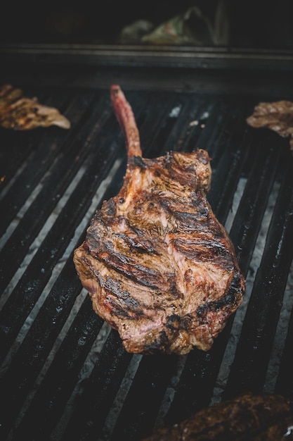 Grillowana wołowina doskonałej jakości w eleganckiej restauracji.