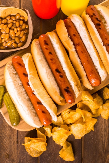 Grillowane hot dogi na białej bułce z hot dogami z frytkami i fasolką po bretońsku.