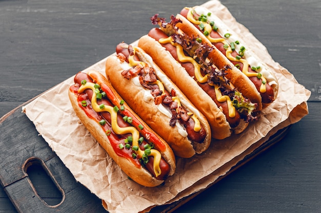 Grillowane hot dogi z żółtą amerykańską musztardą