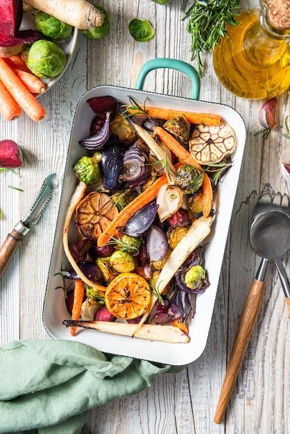 Grillowane i pieczone warzywa korzeniowe z ziołami Zdrowe proste jedzenie