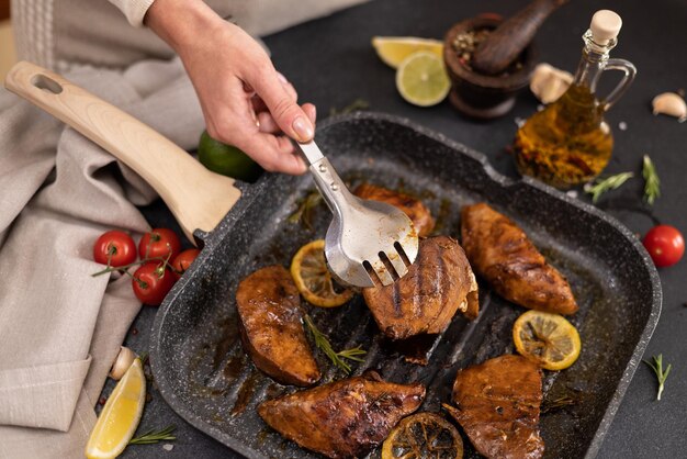 Zdjęcie grillowane kawałki organicznego steku z tuńczyka na patelni