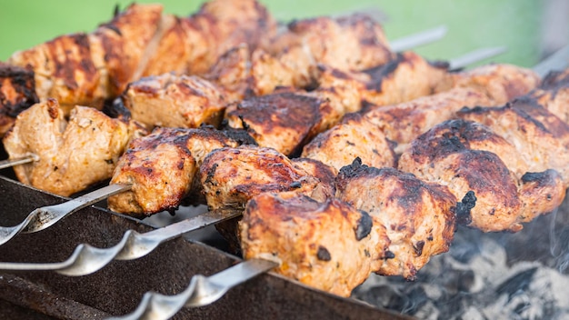 Zdjęcie grillowane kebaby wołowe na gorącym grillu zbliżenie